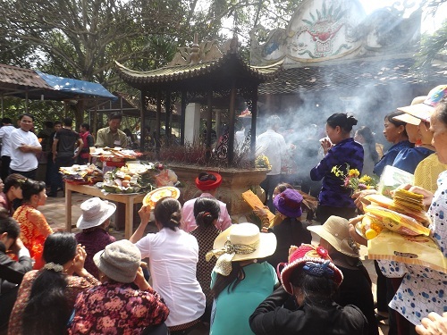 Hàng ngàn người chen lấn xin “nước thánh” ở Phủ Na